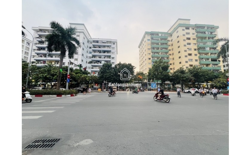 Bán nhà đất gần Huy Du, lô góc, ô tô đỗ cửa, sát Metro, tiềm năng xây mới